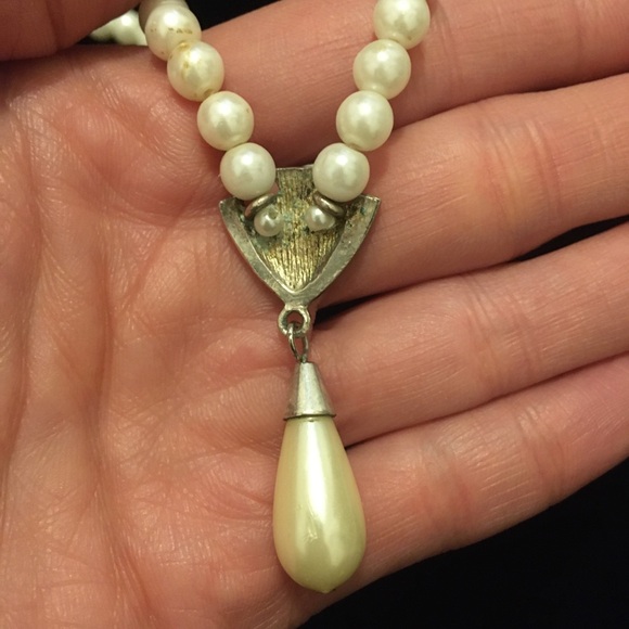 Vintage Faux Pearl Silver Tone Pendant Necklace - Picture 5 of 11